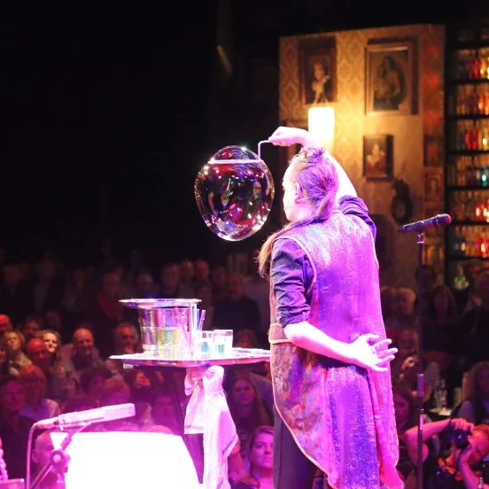 Zeepbellenshow in Nijmegen als professionele podiumshow binnen