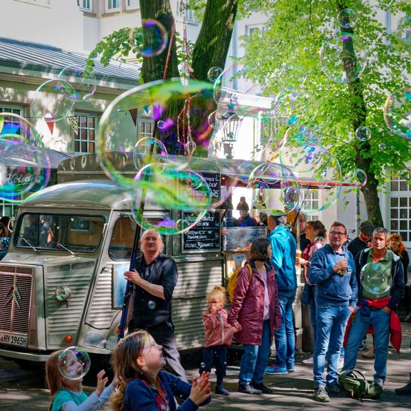 Alt: Bubble show in Maastricht met grote zeepbellen buiten